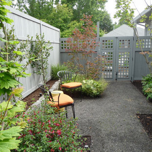 Mittelgroßer, Schattiger Stilmix Garten im Frühling, neben dem Haus mit Gartenweg und Betonplatten in Portland