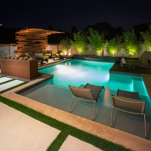 Kleiner Asiatischer Pool hinter dem Haus in rechteckiger Form mit Wasserspiel und Betonplatten in Dallas