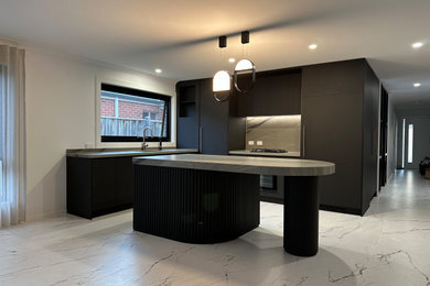 This is an example of a contemporary kitchen in Melbourne.