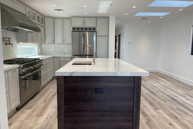 Example of a minimalist kitchen design in Los Angeles