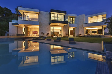 Large minimalist backyard rectangular infinity pool photo in Los Angeles