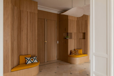 Exemple d'une grande entrée tendance avec une porte double et une porte en bois clair.