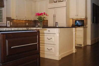 KITCHEN WITH SINGLE OVENS AND DOUBLE ISLANDS