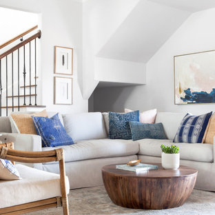 Mittelgroßes, Offenes Maritimes Wohnzimmer mit weißer Wandfarbe in Dallas