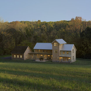 フィラデルフィアのコンテンポラリースタイルのおしゃれな家の外観 (ビニールサイディング、ベージュの外壁、切妻屋根、戸建、金属屋根) の写真