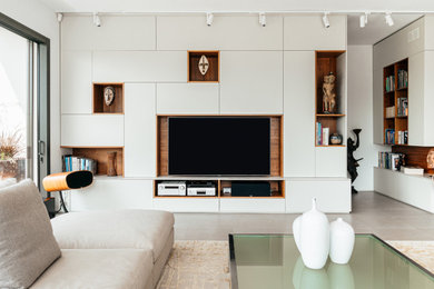 Cette photo montre un grand salon tendance ouvert avec une bibliothèque ou un coin lecture, un mur blanc, un sol en carrelage de céramique, un téléviseur encastré et un sol gris.