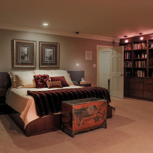 Immagine di un'ampia camera matrimoniale etnica con pareti marroni, moquette, camino classico e cornice del camino piastrellata
