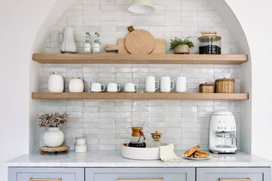 Imagen de cocina tradicional renovada con encimera de granito, salpicadero blanco, salpicadero de azulejos de cerámica y encimeras blancas
