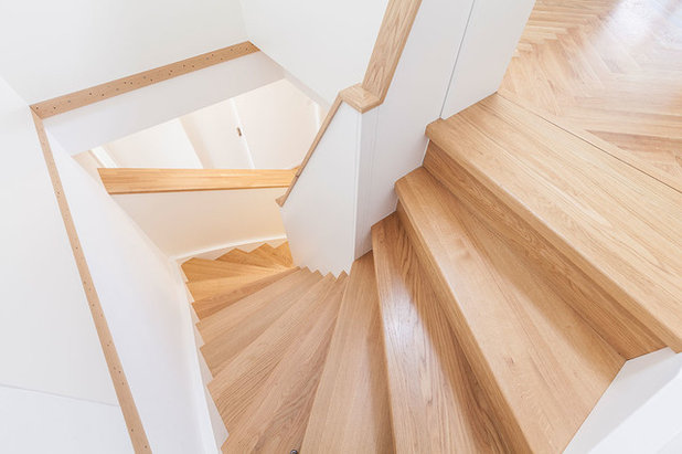 Stauraum maximal: Ein voluminöser Einbauschrank unter der Treppe