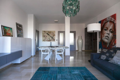 Immagine di case e interni minimalisti di medie dimensioni