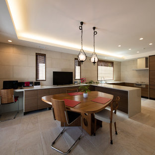 横浜のモダンスタイルのおしゃれなLDK (ベージュの壁、ベージュの床) の写真