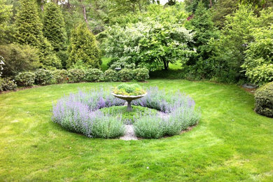 Inspiration for a traditional landscaping in New York.