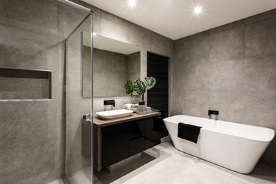 Aménagement d'une salle de bain moderne de taille moyenne.
