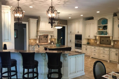 Elegant kitchen photo in Chicago