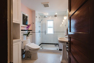На фото: маленькая главная ванная комната в викторианском стиле с открытым душем, биде, черно-белой плиткой, плиткой кабанчик, розовыми стенами, полом из керамогранита, раковиной с пьедесталом, душем с распашными дверями, сиденьем для душа, тумбой под одну раковину и панелями на стенах для на участке и в саду