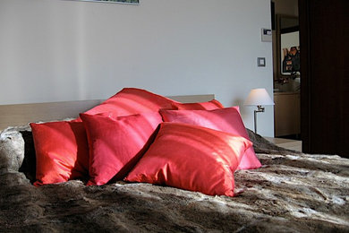 デンバーにある中くらいなコンテンポラリースタイルのおしゃれな主寝室 (白い壁、ラミネートの床、ベージュの床) のインテリア