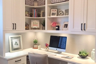 Imagen de despacho tradicional de tamaño medio con paredes grises, moqueta, escritorio empotrado y suelo beige
