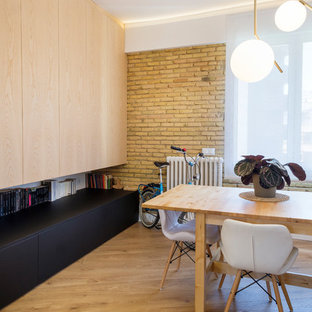 Ejemplo de comedor contemporáneo con paredes beige, suelo de madera clara y suelo beige