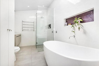 Imagen de cuarto de baño actual de tamaño medio