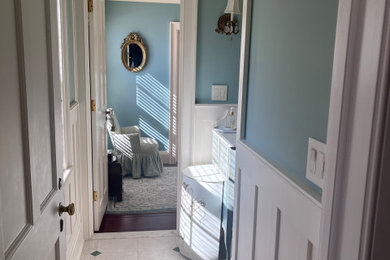 Diseño de dormitorio principal tradicional grande con paredes azules
