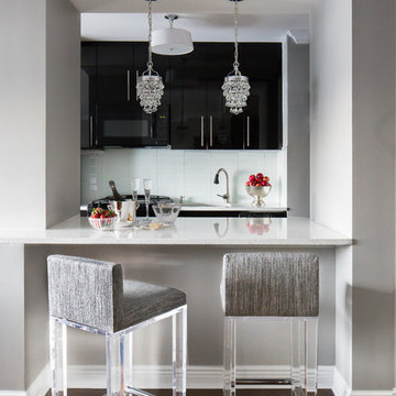 Upper East Side Transitional Apartment: Kitchen