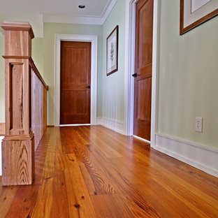 Idéer för att renovera en mellanstor vintage hall, med gröna väggar, mellanmörkt trägolv och orange golv