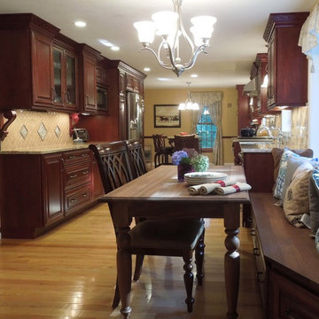 Dramatic molding and room for all