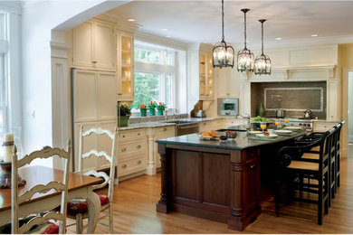 Kitchen - traditional kitchen idea in Boston