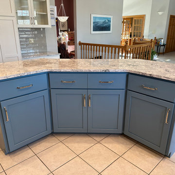 Beautiful Transitional Kitchen Remodel Done in a Two-Tone Color