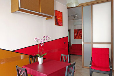 Foto di una sala da pranzo aperta verso la cucina minimalista di medie dimensioni con pareti rosa, pavimento con piastrelle in ceramica e pavimento beige