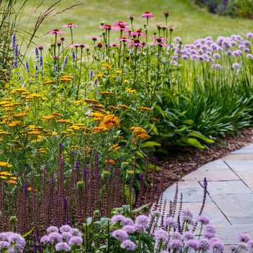 Traditional Perennial Garden - Fox Point