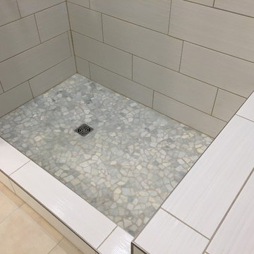 Bath with staggered tile