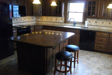 Kitchen - traditional kitchen idea in Wichita