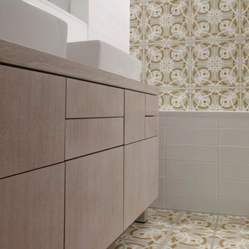 Badezimmer mit Waschtischunterschrank