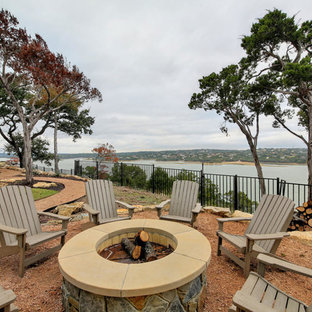 オースティンの大きいビーチスタイルのおしゃれな裏庭のテラス (ファイヤーピット、真砂土舗装、日よけなし) の写真