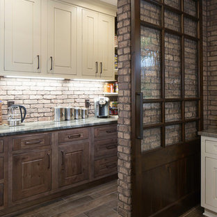 Bild på ett mellanstort industriellt skafferi, med en rustik diskho, luckor med profilerade fronter, bänkskiva i kvartsit, stänkskydd i tegel, rostfria vitvaror och en köksö