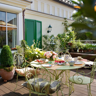 Mittelgroßes, Fernseherloses Modernes Wohnzimmer ohne Kamin mit weißer Wandfarbe, dunklem Holzboden und braunem Boden in München