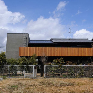 京都のコンテンポラリースタイルのおしゃれな二階建ての家 (グレーの外壁、戸建、混合材屋根) の写真