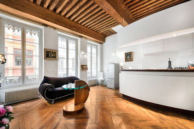 Photo of a traditional living room in Lyon.