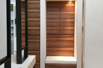 Großes Modernes Badezimmer En Suite mit flächenbündigen Schrankfronten, dunklen Holzschränken, Badewanne in Nische, bodengleicher Dusche, Wandtoilette, beigen Fliesen, Steinfliesen, beiger Wandfarbe, Kalkstein und integriertem Waschbecken in Frankfurt am Main