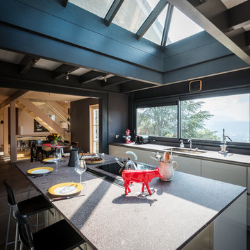 Ambiance chalet moderne dans cette cuisine installée dans une véranda