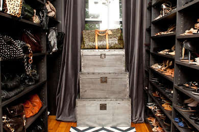 Ejemplo de armario vestidor unisex actual de tamaño medio con puertas de armario de madera en tonos medios