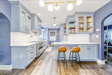 Example of a transitional kitchen design in Chicago
