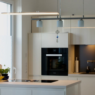 Moderne Küche in weiß mit Kücheninsel