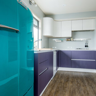 Idée de décoration pour une arrière-cuisine vintage en U de taille moyenne avec un évier 2 bacs, un placard à porte plane, des portes de placard violettes, un plan de travail en stratifié, un sol en vinyl et aucun îlot.