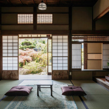 和室から日本庭園を見る