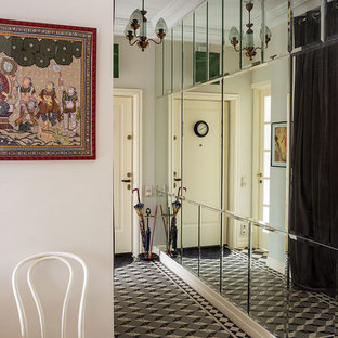 Idéer för en klassisk hall, med vita väggar, ljust trägolv och vitt golv