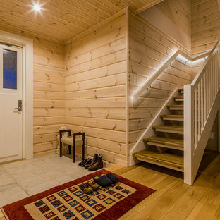 他の地域の片開きドア北欧スタイルのおしゃれな玄関ホール (ベージュの壁、白いドア) の写真