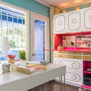 Exempel på ett mellanstort eklektiskt hemmabibliotek, med blå väggar, vinylgolv, ett fristående skrivbord och brunt golv