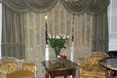 Family room - traditional family room idea in Chicago